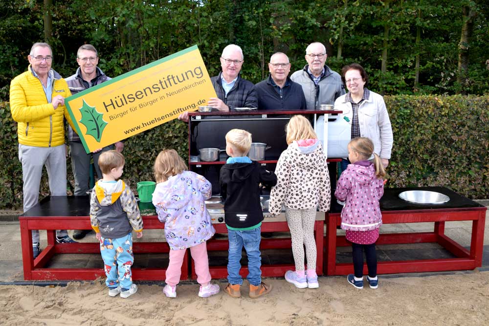 Hülsenstiftung und Familienzentrum übergeben die Outdoor-Spiel-Küche